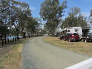 Campers beside the Campaspe River